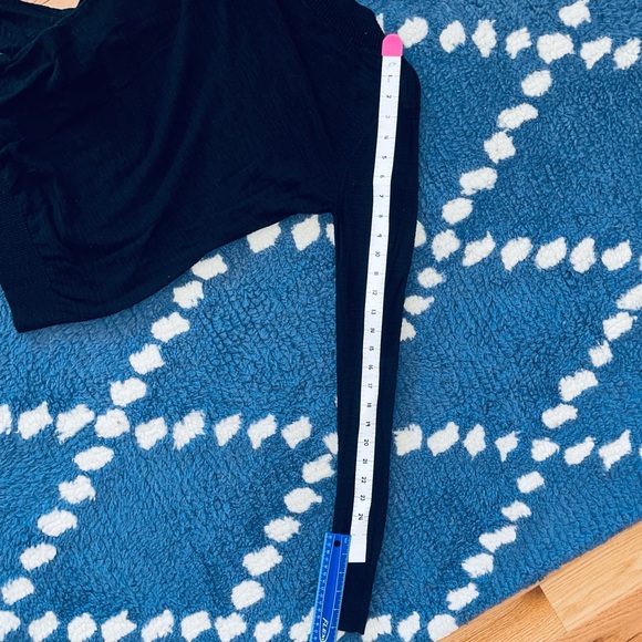 Women’s Express black deep V neck thin knit sweater size small women’s EUC - Picture 4 of 9